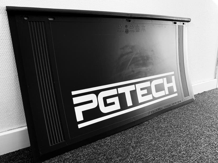 Splash guard Pgtech 650x350 White logo
